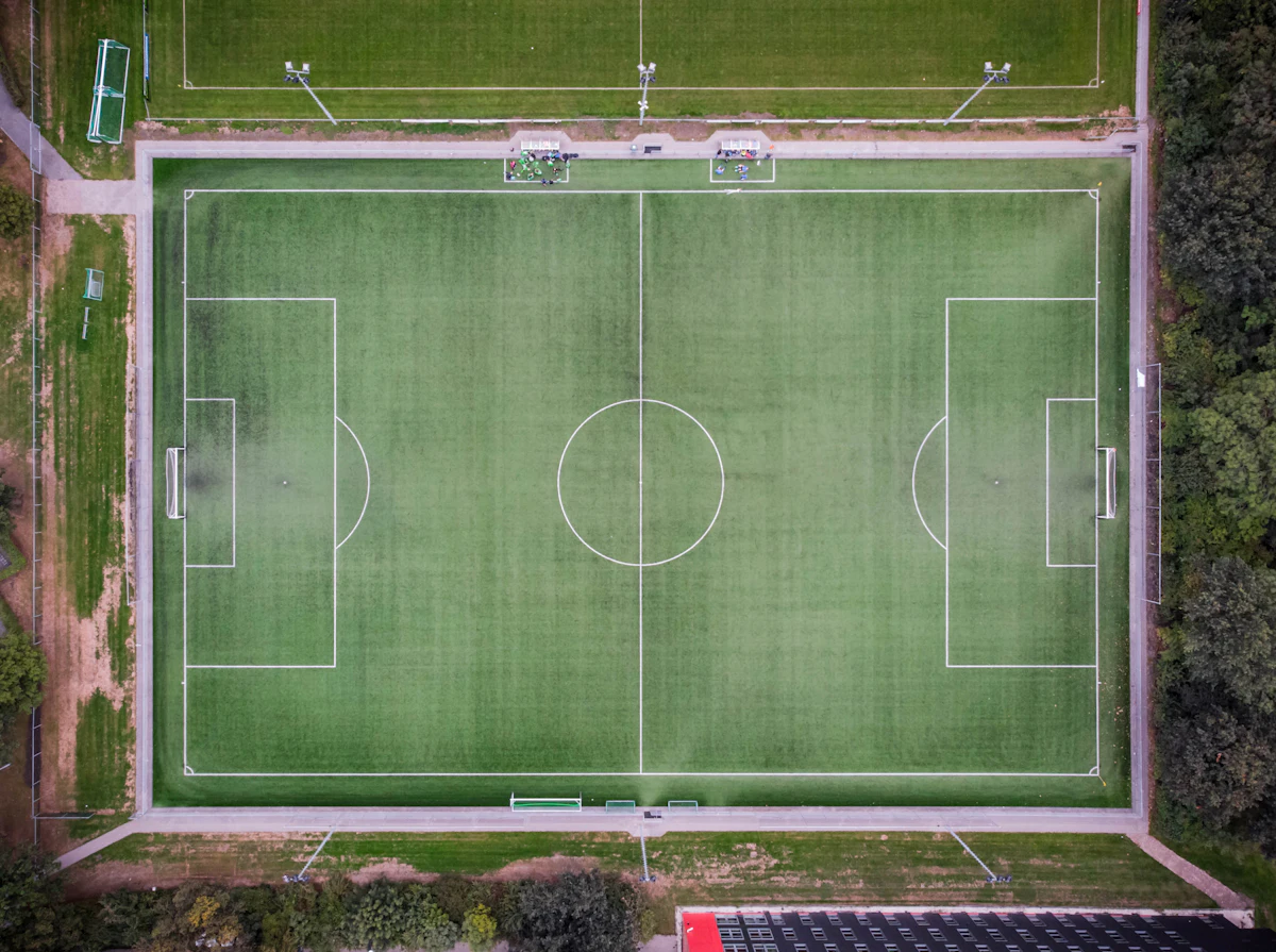 Luftbild eines Amateurfußballplatzes mit Nebenplatz