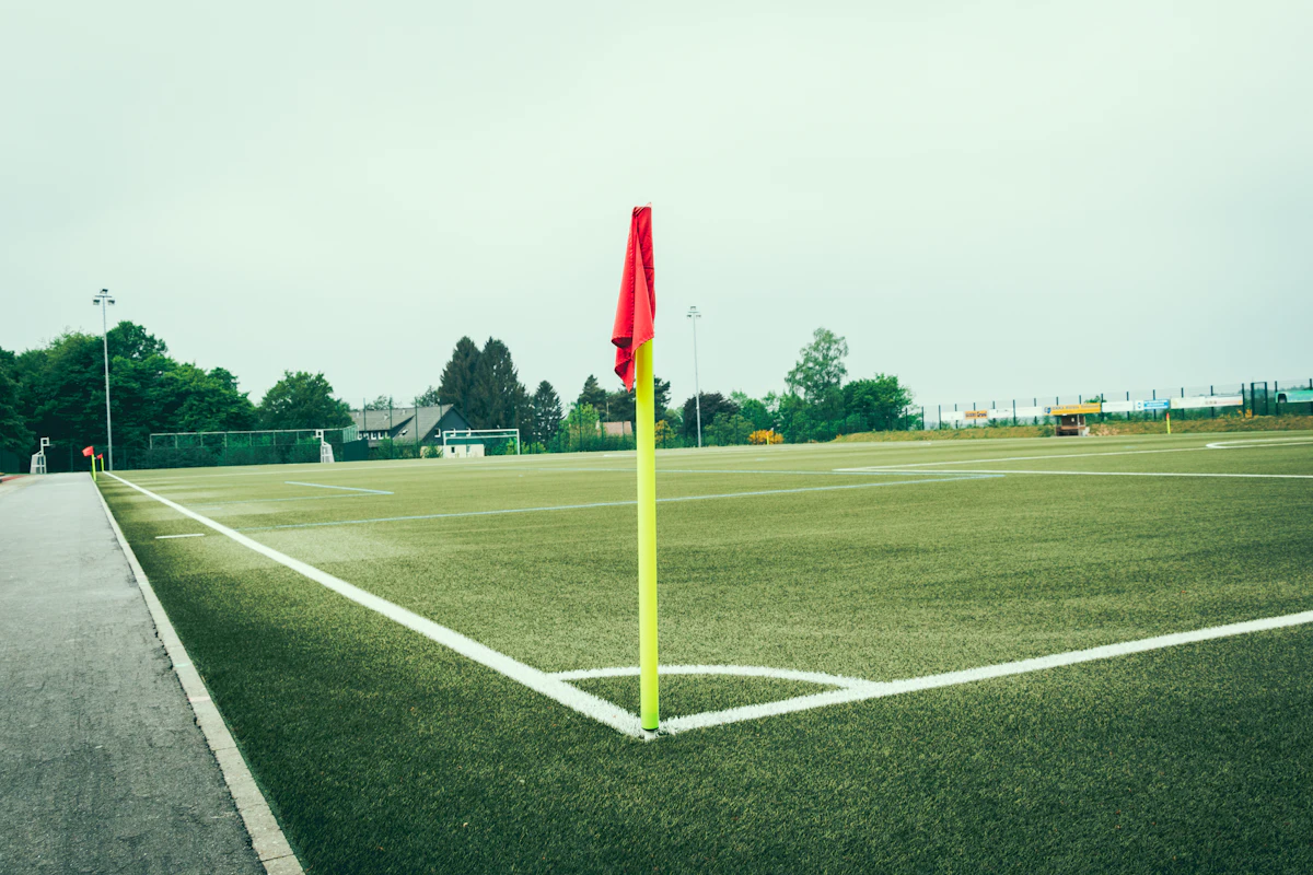 Eckfahne auf einem Amateurfußballplatz